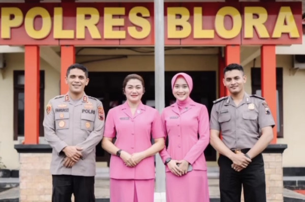 5 Potret Pedangdut Yeni Inka, Pakai Seragam Bhayangkari di Upacara Kenaikan Pangkat Suami