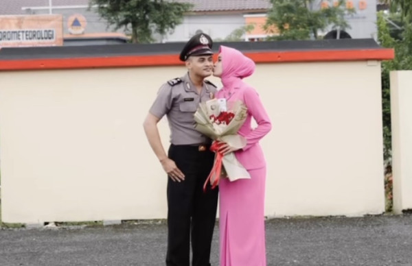 5 Potret Pedangdut Yeni Inka, Pakai Seragam Bhayangkari di Upacara Kenaikan Pangkat Suami