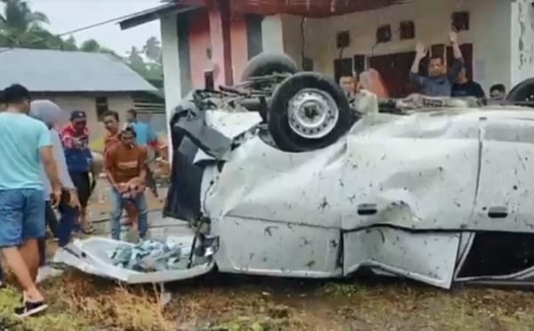 Ya Ampun! Mobil Pengangkut Uang Terbalik di Padang Pariaman, Rp25,5 Miliar Bertebaran di Jalan
