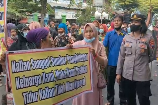 Tolak Relokasi Pasar, Ratusan Pedagang Blokade Jalan Raya Larangan di Sidoarjo