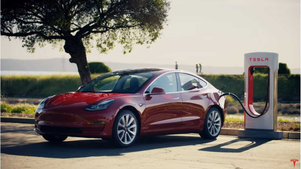 Tesla Model 3 Lengkap dengan Genset Bikin Geger Ukraina