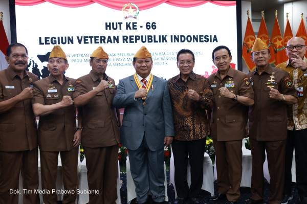 Prabowo Dianugerahi Bintang Legiun Veteran RI pada HUT Ke-66 LVRI