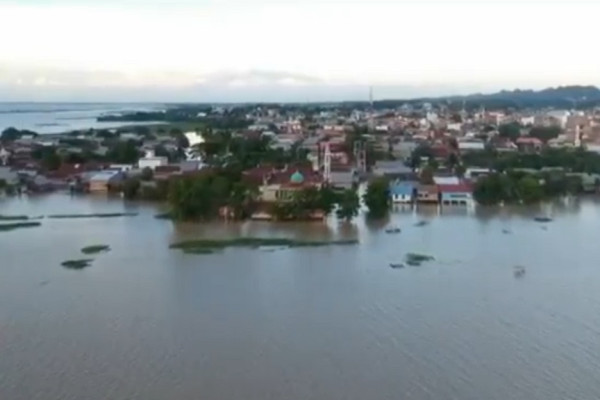 Banjir Setinggi 3 Meter Rendam Rumah di Wajo, Warga Mengungsi di Tenda-tenda