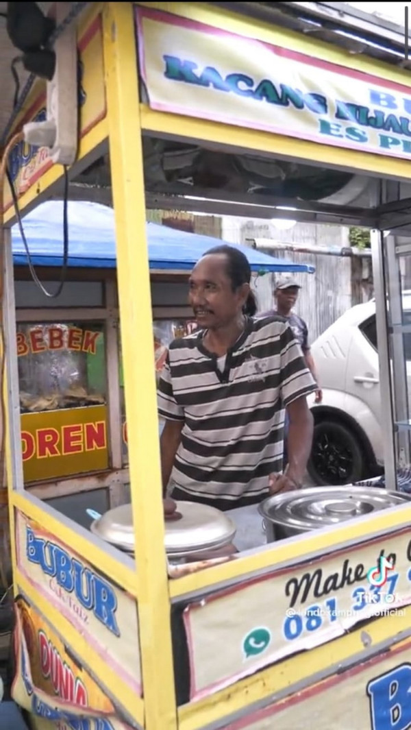Viral! Video Penjual Bubur Kacang Ijo Mahir 2 Bahasa Asing