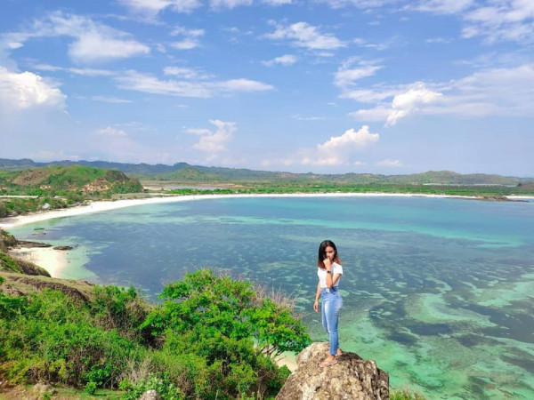 5 Destinasi Wisata Alam Hidden Gem di Lombok, Nomor 4 Perpaduan Keindahan Bukit dan Pantai