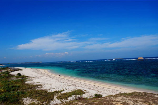 5 Destinasi Wisata Alam Hidden Gem di Lombok, Nomor 4 Perpaduan Keindahan Bukit dan Pantai