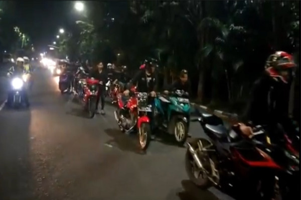 Balapan Liar Resahkan Pengguna Jalan, Puluhan Pemotor Ditangkap dan Dorong Motor ke Polresta Sidoarjo