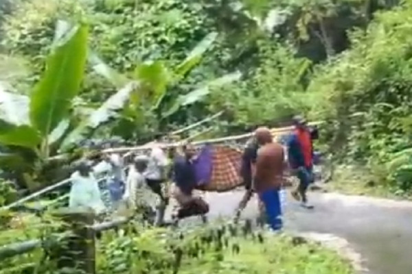 Memilukan! Tak Ada Akses Jalan, Ibu Hamil di Pinrang Ditandu 7 km
