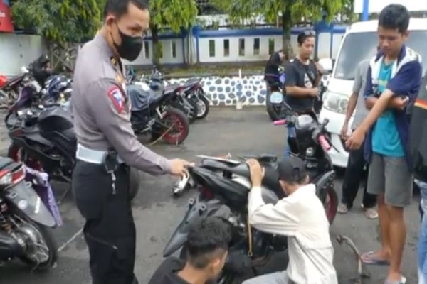 Kebut-kebutan Pakai Kenalpot Brong, Puluhan Pelajar Banyumas Dipaksa Dorong Motor
