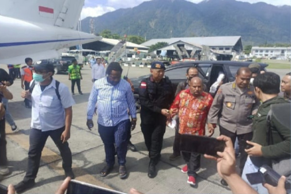 Terlihat Pasrah, Foto-Foto Lukas Enembe Tinggalkan Papua