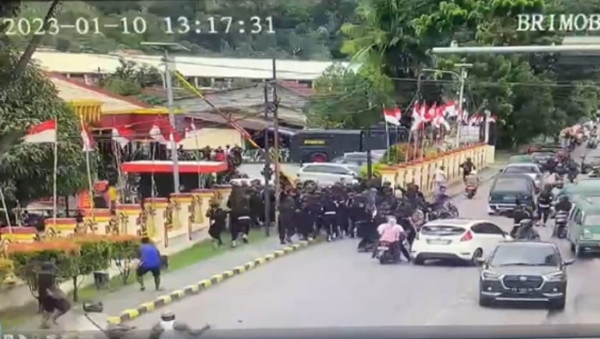 4 Orang Tertembak saat Pembubaran Aksi Massa Lukas Enembe di Bandara Sentani