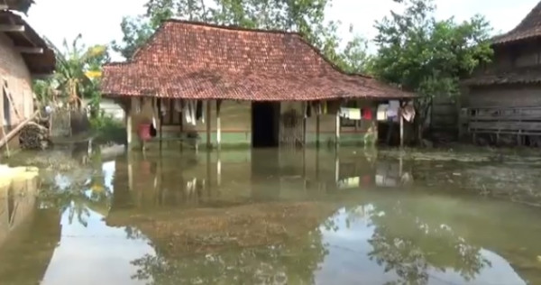 Memprihatinkan! Mbah Karni 12 Hari Menahan Sakit di Pengungsian Akibat Banjir Tak Surut