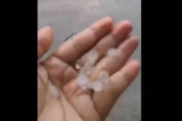 Butiran Es Berjatuhan dari Langit Bikin Heboh Warga Lampung Selatan