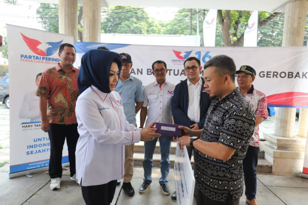 Dapat Bantuan Gerobak dan Modal Usaha, Pedagang Siomay: Terima Kasih, Semoga Perindo Sukses di Pemilu 2024