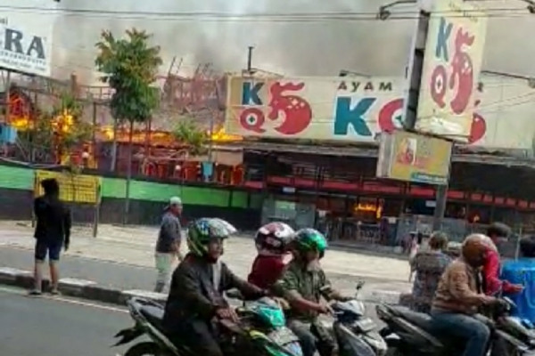 2 Rumah Makan Terbakar Hebat, Sejumlah Jalur di Pusat Kota Bandung Macet Parah