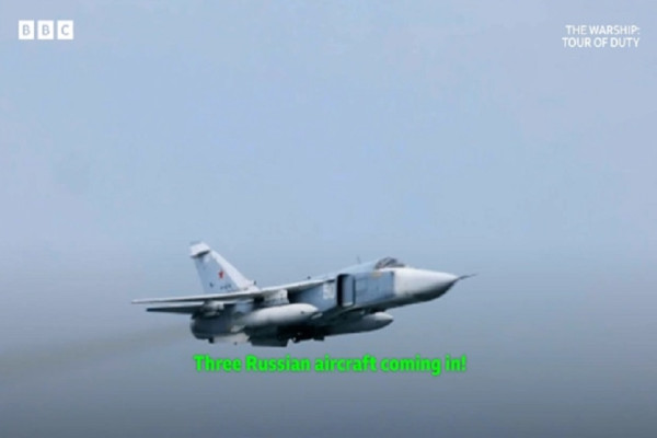 Momen Dramatis 3 Jet Bomber Rusia Berdengung di Dekat Kapal Induk Inggris