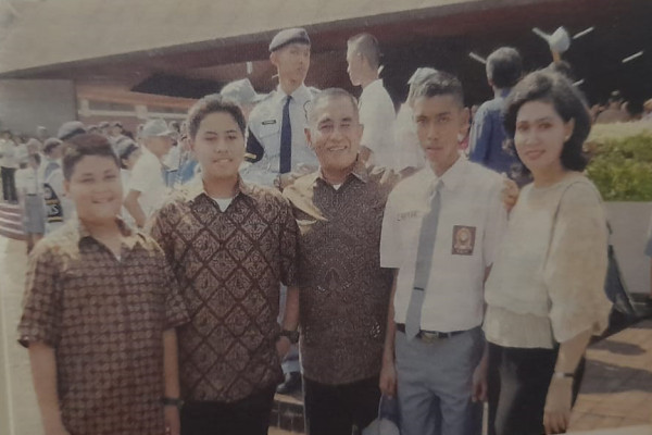 Jenderal TNI Ini Menangkan Cinta Anak Panglima di Medan Perang