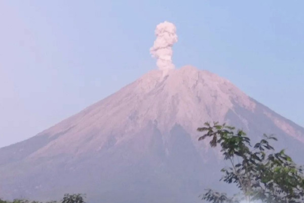 Lava Pijar Kembali Dimuntahkan Gunung Semeru, Status Masih Siaga