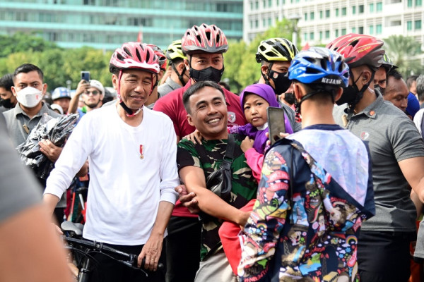 Warga Rebutan Selfie dengan Jokowi saat Gowes di Kawasan CFD Sudirman-Thamrin