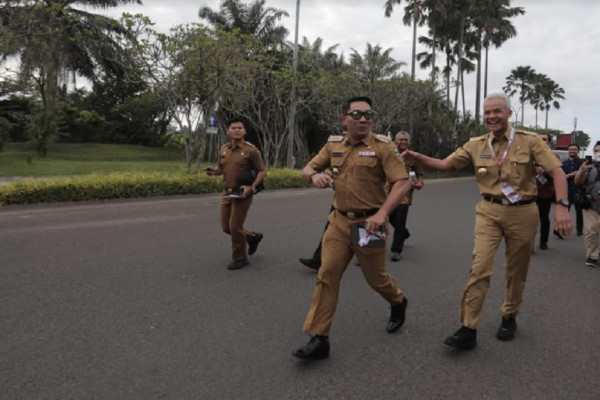Momen Ridwan Kamil-Ganjar Pranowo Adu Lari di Rakornas Kepala Daerah Bogor