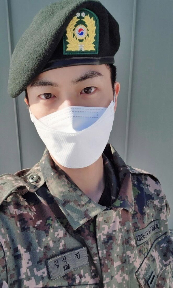 Selesai Latihan Wamil, Jin BTS Bagikan Foto Berseragam Militer