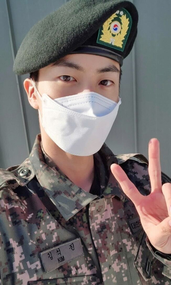 Selesai Latihan Wamil, Jin BTS Bagikan Foto Berseragam Militer