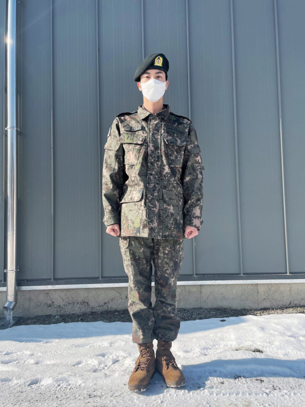 Selesai Latihan Wamil, Jin BTS Bagikan Foto Berseragam Militer
