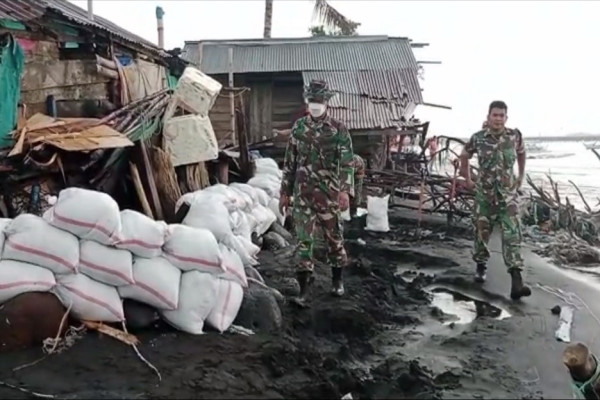 Diterjang Banjir Rob usai Gempa M7,1 Puluhan Rumah di Halmahera Utara Hancur