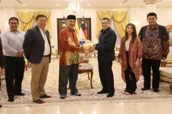 Hary Tanoe Sambangi Politisi Malaysia Tun Mohd Ali Rustam di Istana Melaka