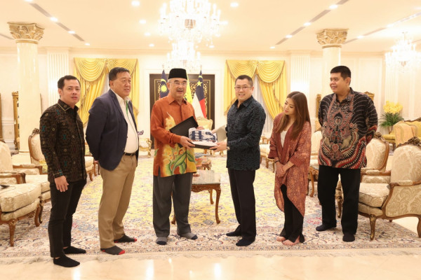 Hary Tanoe Sambangi Politisi Malaysia Tun Mohd Ali Rustam di Istana Melaka