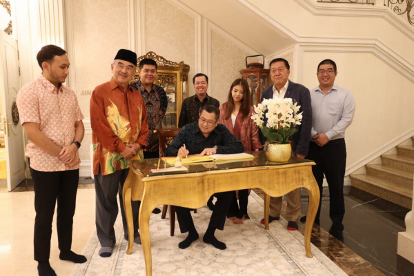 Hary Tanoe Sambangi Politisi Malaysia Tun Mohd Ali Rustam di Istana Melaka