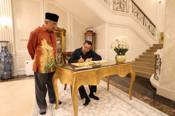 Hary Tanoe Sambangi Politisi Malaysia Tun Mohd Ali Rustam di Istana Melaka