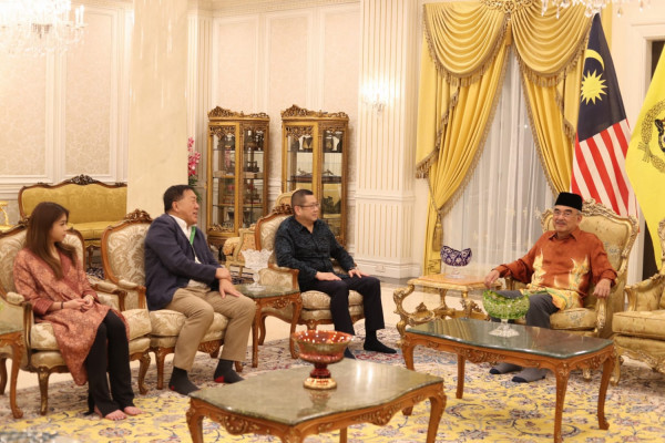 Hary Tanoe Sambangi Politisi Malaysia Tun Mohd Ali Rustam di Istana Melaka