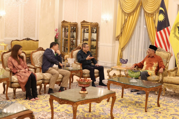 Hary Tanoe Sambangi Politisi Malaysia Tun Mohd Ali Rustam di Istana Melaka