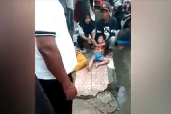 Video Detik-detik Wanita Pengendara Motor Terlindas Rantis TNI di Purwakarta