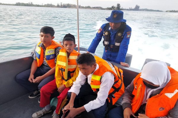 Sampan Layar, Program Mulia Ditpolairud Kepri Antar Jemput Pelajar di Pulau Terpencil