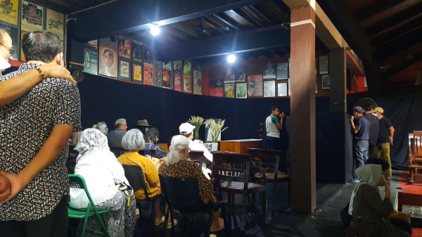 Suasana Rumah Duka Nano Riantiarno Ramai Dikunjungi Pelayat