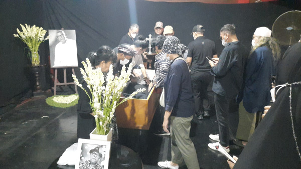 Suasana Rumah Duka Nano Riantiarno Ramai Dikunjungi Pelayat