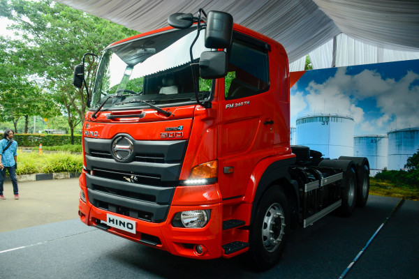 Kupas Tuntas Truk Baru Hino Pengangkut Bahan Beracun yang Superaman