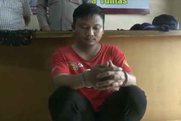 Konyol! Pria Berdaster Tertangkap Basah Curi Pakaian Dalam Wanita