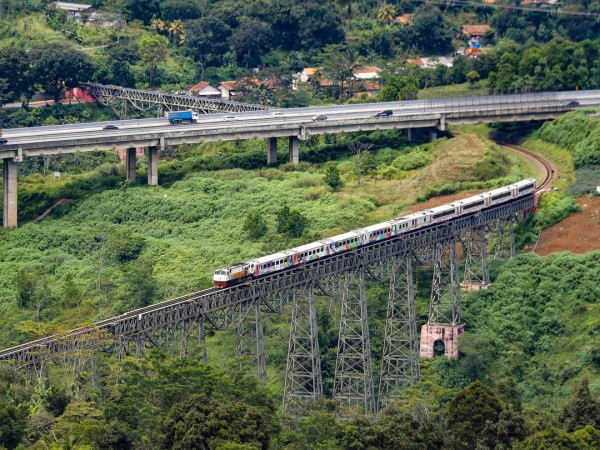 Sejuta Cerita Kereta Api Argo Parahyangan yang Akan Berhenti Beroperasi