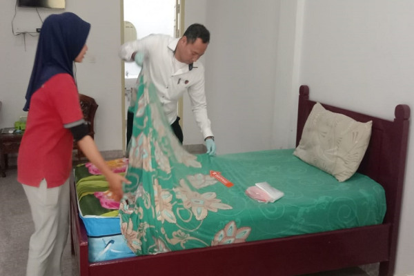 Siang-siang Mandi Keringat dengan Selingkuhan, Tenaga Honorer Panik Digerebek Suami saat Belum Pakai Daster