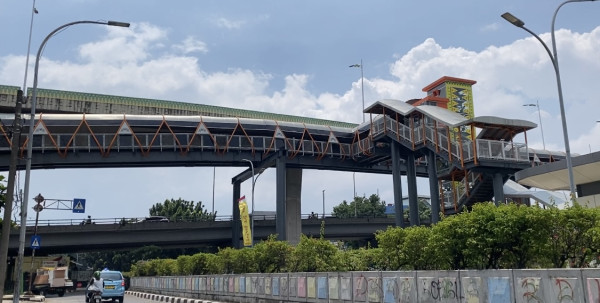 Warga Antusias Mencoba Skywalk Kebayoran Lama