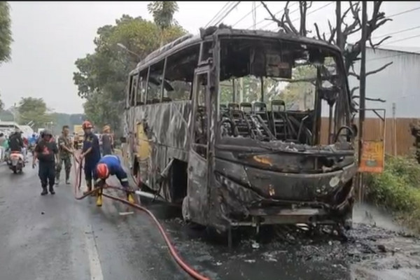 Mencekam! Bus Berisi Wisatawan Ludes Terbakar di Jalan Solo Selo Borobudur
