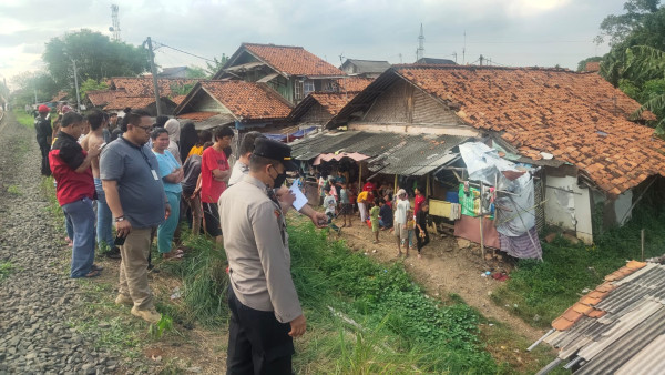 Wanita Muda Tewas Mengenaskan Tersambar Kereta Api di Bekasi