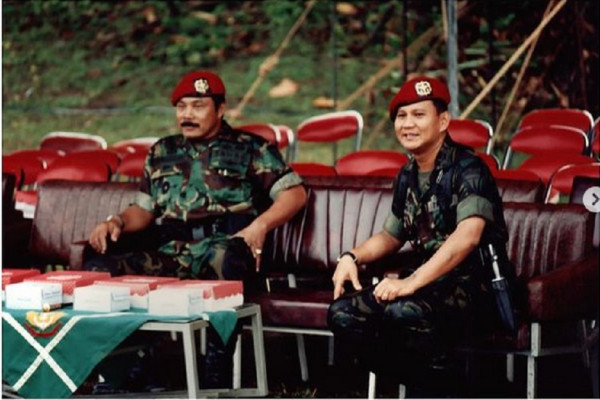 Prabowo Subianto Jenguk Mantan Danjen Kopassus Subagyo HS di Rumah Sakit