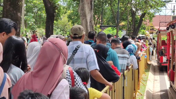 Libur Imlek 2023, TMII Dipadati Pengunjung