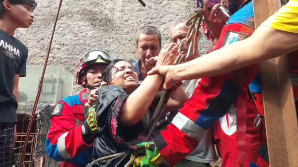 Berhalusinasi Anaknya Tercebur, Wanita Ini Melompat ke Sumur Sedalam 15 Meter