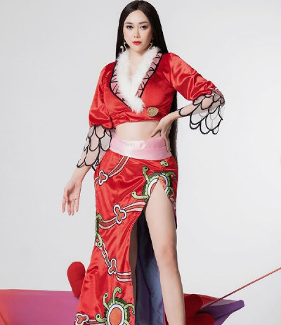 Aura Kasih Bergaya Pakai Baju Khas Imlek, Disebut Mirip Boa Hancock