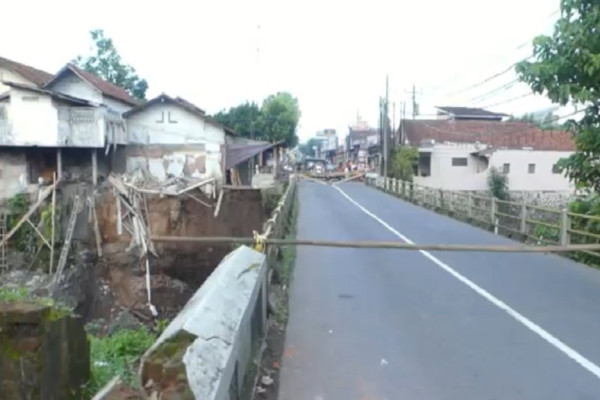 Banjir Gerus Pondasi Jembatan, Jalur Penghubung Banyumas-Purbalingga Ditutup Total